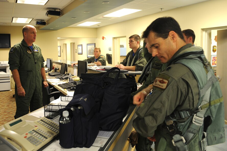 SHAW AIR FORCE BASE, S.C. -- Lieutenant Col. Douglas Schaare, Detachment 1 commander, gives the last briefing before takeoff Oct 16. Airmen of the 55th Fighter Squadron departed for Las Vegas, Nev., to participate in a Red Flag exercise. (U.S. Air Force Photo/Senior Airman David Minor)