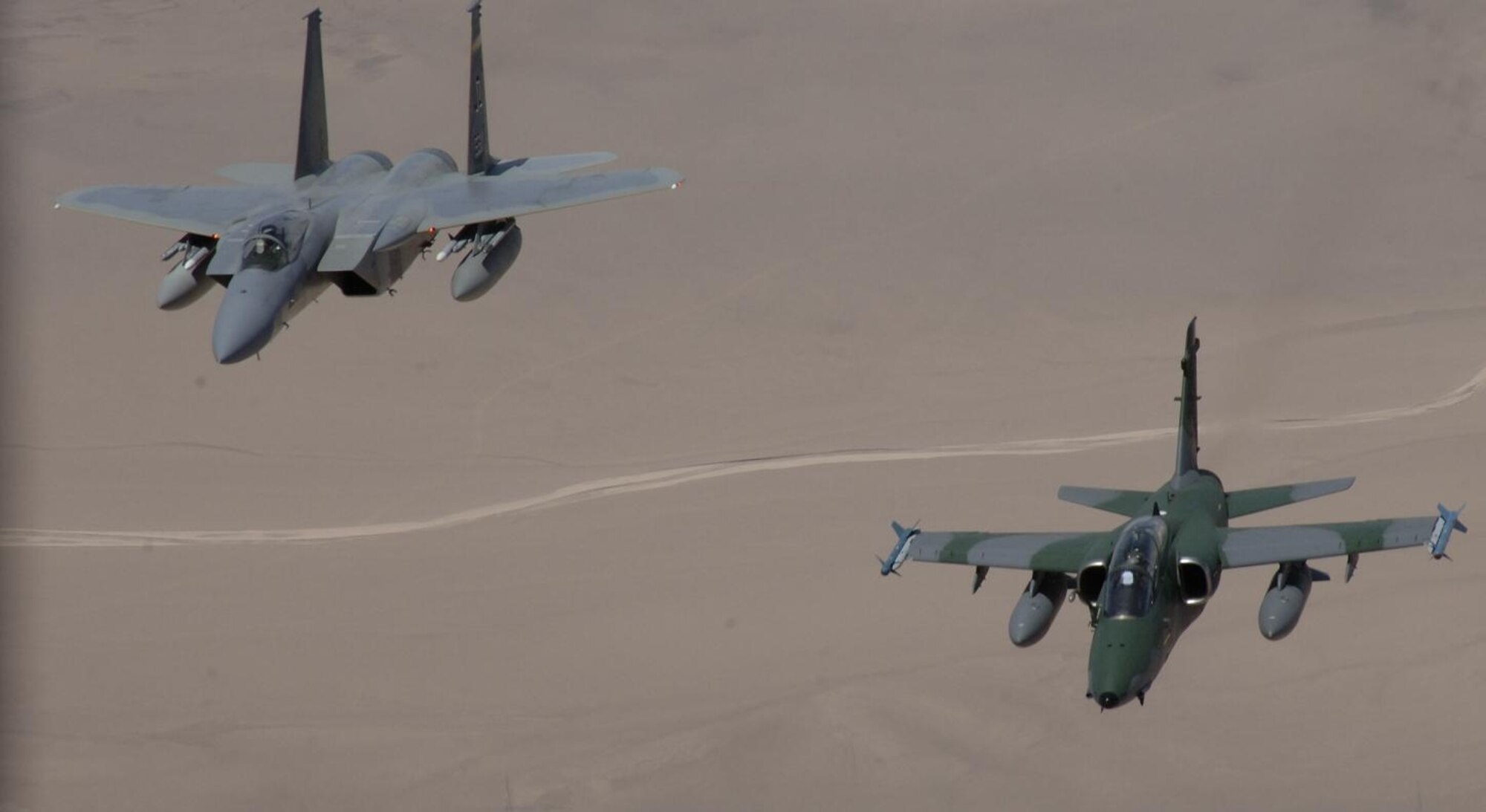 ANTOFAGASTA, Chile – An F-15 from the 159th Fighter Wing and an A-4
from the Argentinean Air Force fly in a dissimilar aircraft formation
Oct. 23 during Exercise SALITRE II hosted by Chile. The United State’s
F-15, Brazil’s A-1, Chile’s F-16, Argentina’s A-4 and France’s Mirage
flew the formation Oct. 23. (U.S. Air Force photo by Tech. Sgt. Eric
Petosky)