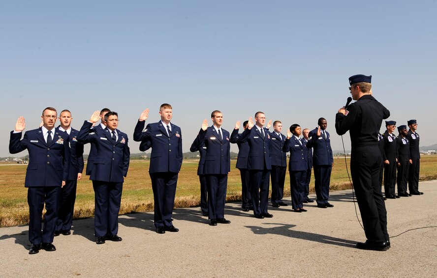 U.S. Air Force Thunderbird Commander Lt. Col. Greg Thomas reenlists 14 Airmen stationed in the Republic of Korea during Air Power Day 2009 at Osan Air Base Oct. 21. (U.S. Air Force photo/Staff Sgt. Brian Ferguson)