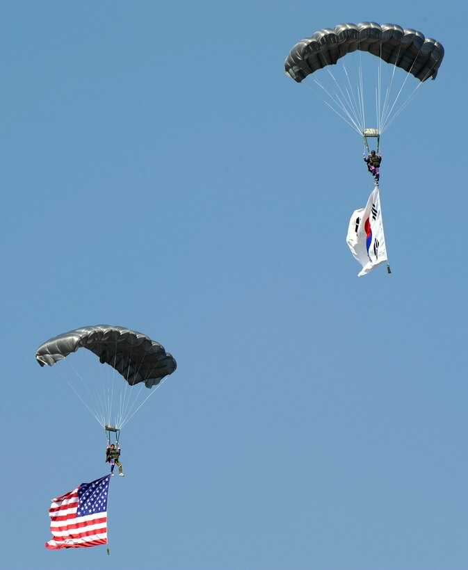 Two Republic of Korea Air Force Special Operations Forces soldiers parachute the American and Korean flags to the ground after the playing of the U.S. and Korean National Anthems, Oct. 21. The jump was part of the 2009 Air Power Day events. (U.S. Air Force photo/Staff Sgt. Brian Ferguson)





