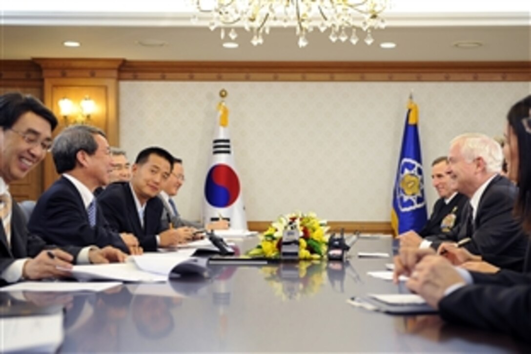 South Korean Prime Minister Chung Un-chan talks with U.S. Defense Secretary Robert M. Gates during their meeting at the Government Complex in Seoul, South Korea, Oct. 21, 2009. Gates is in South Korea to discuss a broad range of defense issues with local leaders. 