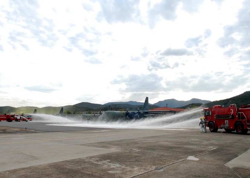 Republic of Korea Air Force and US Armed Forces emergency response
personnel provide simulated support to a burning aircraft during an
emergency response exercise Oct. 7 in Seoul. ROK and US military members
held the exercise in preparation for the Seoul Air Show, which was held
Oct. 24 and 25. (Courtesy photo)
