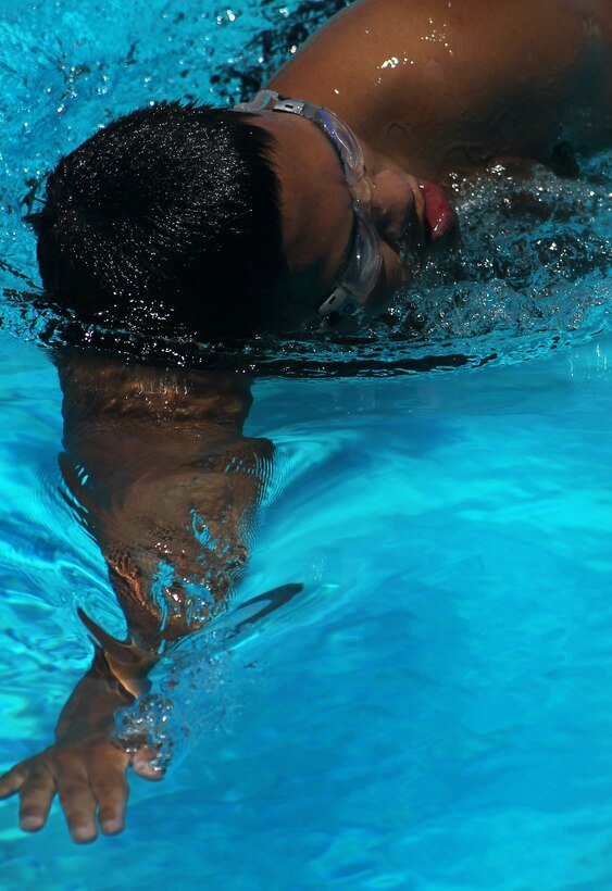 Seaman Edmarce Else swims at the training tank here Aug. 11. Else is training to complete the Basic Reconnaissance Course or become a dive medical technician. Else trains everyday, often staying at the pool afterwork to closing time. Else is a hospital corpsman with 1st Tank Battalion. (Official Marine Corps photo by Gunnery Sgt. Leo A. Salinas/Released)