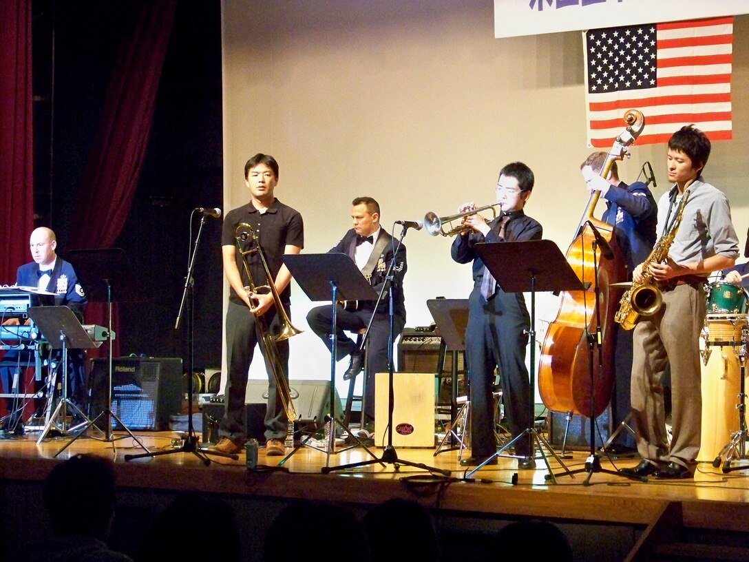 Pacific Trends performs in Kure - City with Japanese jazz horn players 2
