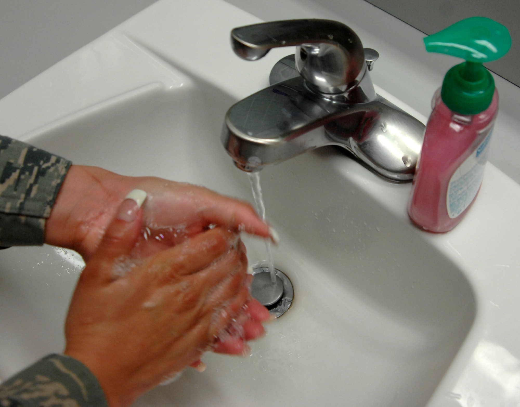 People should wash hands frequently with soap and warm water or sanitize them with an alcohol-based hand rub to prevent flu infection, according to Center for Disease Control and Prevention officials. (U.S. Air Force photo/ Senior Airman Laura Suttles)