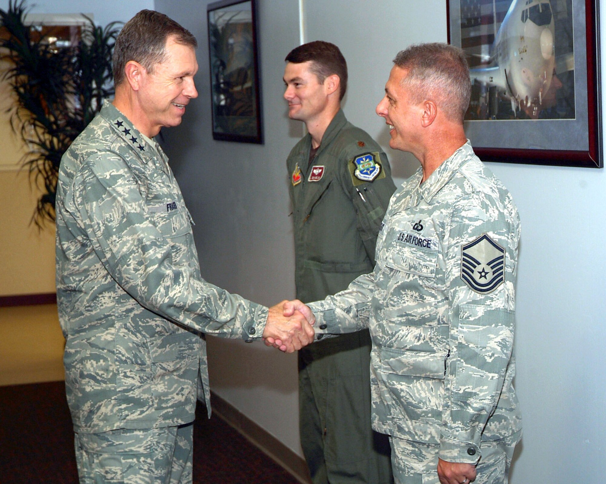 HURLBURT FIELD Fla. -- Gen. William Fraser, Air Combat Command commander, presented a commander's coin to Master Sgt. Stanley Leigh, 505th Training Squadron superintendent, as Maj. Sean Welsh, 705th Training Squadron director of operations, stood by. The general spent the day of Oct. 14 with the 505th Command and Control Wing where he visited wing facilities, was briefed by commanders and led a commander's call. (Air Force photo by Keith Keel)