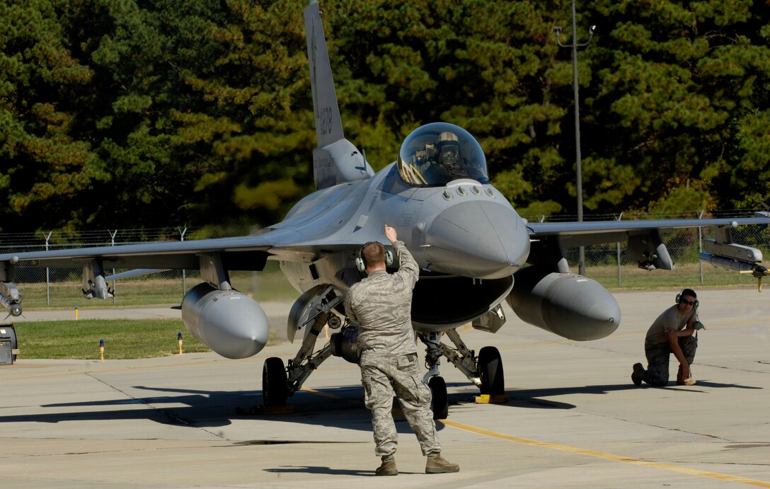 LANGLEY AIR FORCE BASE, Va. – Airman 1st Class Mike Daigneault, 158th Fighter Wing crew chief, clears Lt. Col. Frank Marston, 158th Fighter Wing Alert Detachment 1 commander, for takeoff here Oct. 28. The aircraft, an F-16C Fighting Falcon, carries a fourth generation advanced targeting LITENING pod, this is the first test during a two week exercise called Bold Quest 2009, an advanced concept technology demonstration.(U.S. Air Force photo/Airman Rebecca Montez)