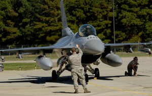 LANGLEY AIR FORCE BASE, Va. – Airman 1st Class Mike Daigneault, 158th Fighter Wing crew chief, clears Lt. Col. Frank Marston, 158th Fighter Wing Alert Detachment 1 commander, for takeoff here Oct. 28. The aircraft, an F-16C Fighting Falcon, carries a fourth generation advanced targeting LITENING pod, this is the first test during a two week exercise called Bold Quest 2009, an advanced concept technology demonstration.(U.S. Air Force photo/Airman Rebecca Montez)