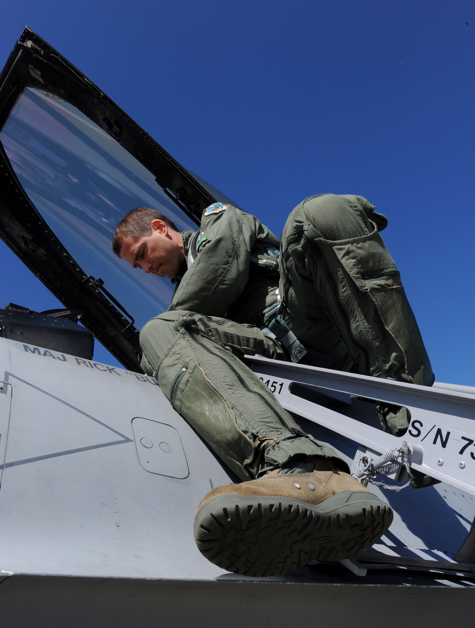 : LANGLEY AIR FORCE BASE, Va. – Lt. Col. Frank Marston, 158th Fighter Wing Alert Detachment 1 commander, enters the cockpit of an F-16C Fighting Falcon and prepares for takeoff here Oct. 28. The fighter jet carries a fourth generation advanced targeting LITENING pod, this is the first test during a two week exercise called Bold Quest 2009, an advanced concept technology demonstration.(U.S. Air Force photo/Airman Rebecca Montez)