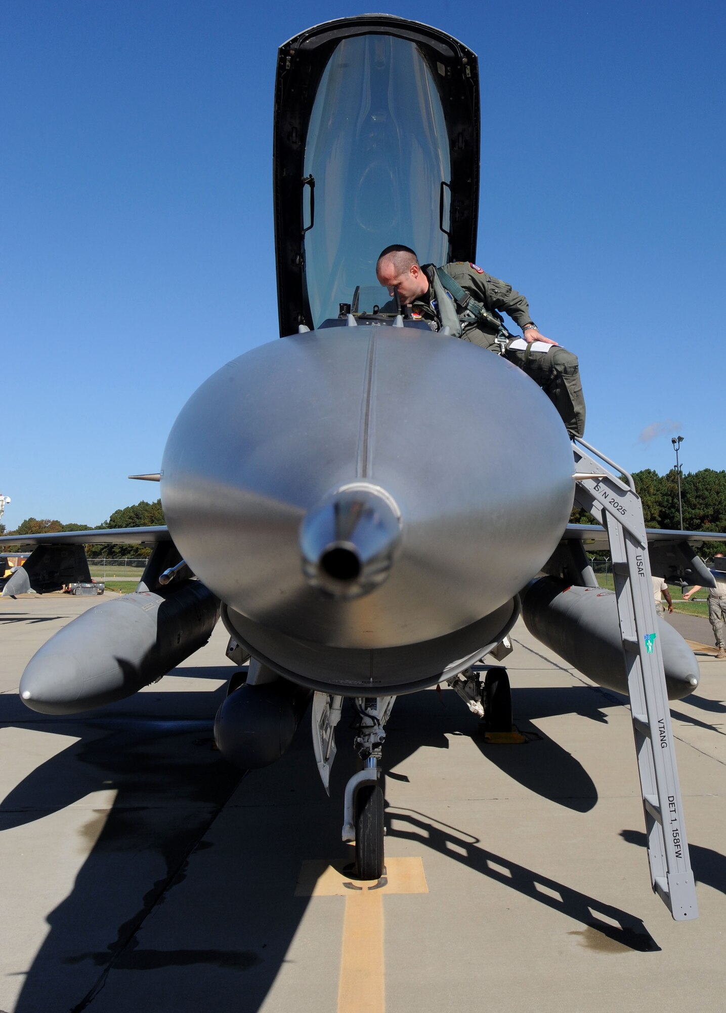 LANGLEY AIR FORCE BASE, Va. – Maj. John Wilcox, Air Combat Command Inspector General F-16 Operations inspector, enters the cockpit of an F-16C Fighting Falcon and prepares for takeoff here Oct. 28. The fighter jet carries a fourth generation advanced targeting LITENING pod, this is the first test during a two week exercise called Bold Quest 2009, an advanced concept technology demonstration.(U.S. Air Force photo/Airman Rebecca Montez)