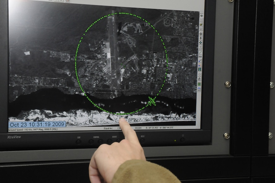A moniter on the C-130 Gunship console shows the circular path the simulated aircraft is following around the target. (Air Force photo by Sue Sapp)
