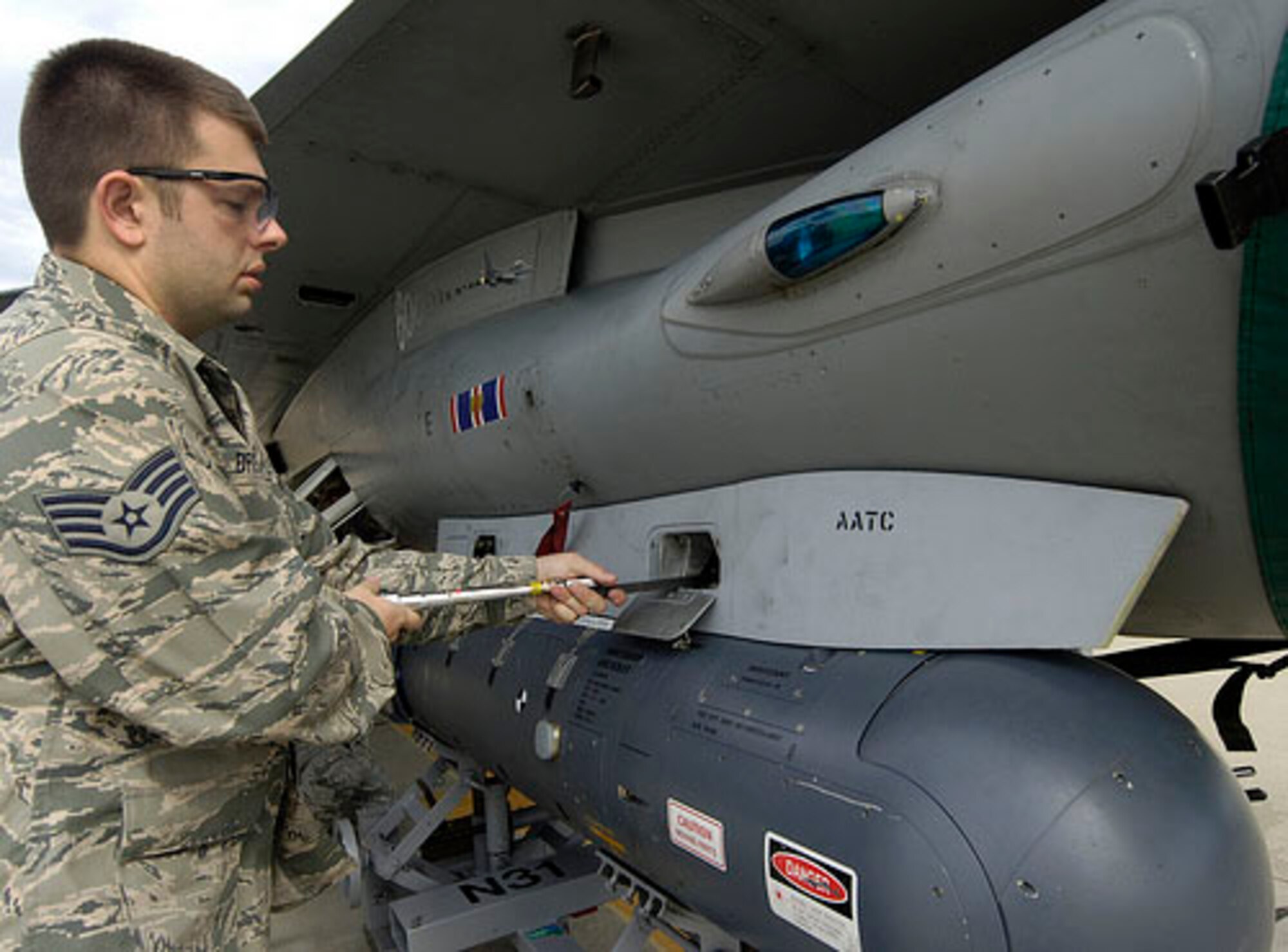 Staff Sgt. Eric Breault, 158th Fighter Wing Detachment 1, Vermont Air
National Guard avionics specialists, attaches a fourth generation Advanced
Targeting LITENING Pod to an F-16C, Oct. 23, 2009 at Langley Air Force Base,
Va. The first operational testing of the pods will occur during Bold Quest
2009, an Advanced Concept Technology Demonstration, which brings together
nearly 1,000 professional warfighters and contractors from 11 countries and
across the U.S. military in a field environment. (U.S. Air Force
photo/Airman Rebecca Montez)
