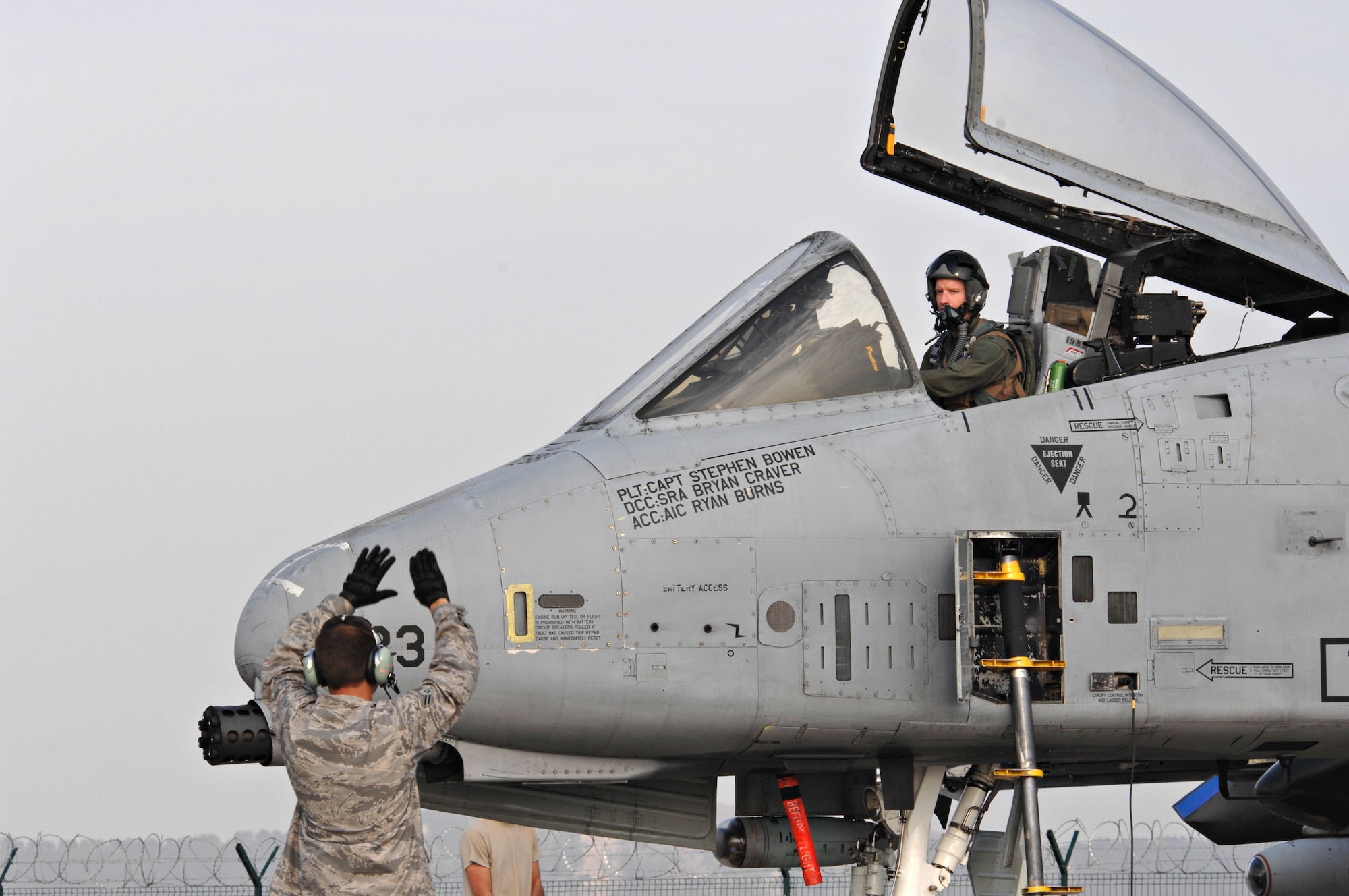 CAMPI TURZII, Romania – Airman 1st Class Christopher Snodgrass, 81 Aircraft Maintenance Unit, gives hand signals to A-10 Thunder bolt II pilot, 1st Lt. Ken Lancaster, 81st Fighter Squadron, while deployed in support of Operation Dacian Thunder 2009, Oct. 26. During the operation the U.S. Air Force flew about 100 sorties; half of which were with the Romanian air force. (U.S. Air Force photo/Senior Airman Benjamin Wilson)