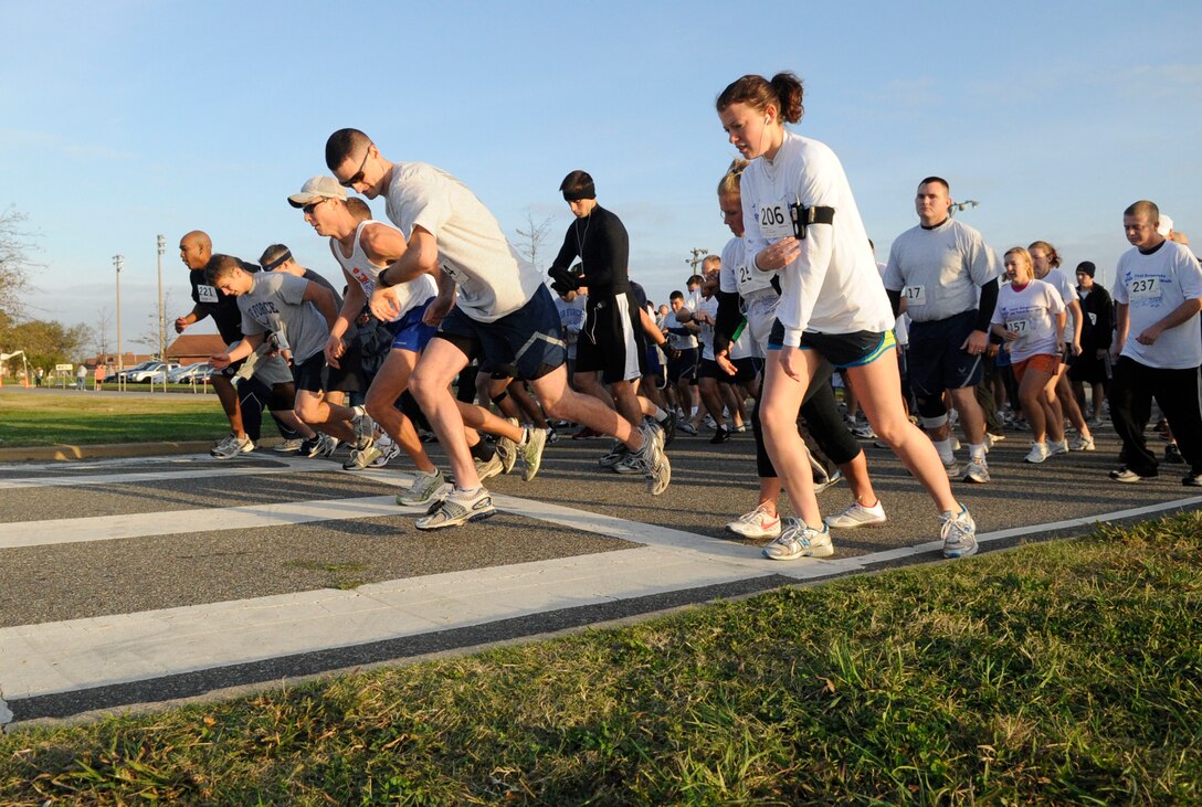 LANGLEY AIR FORCE BASE, Va. – Members of Team Langley get a running start during the annual 2009 Langley First Sergeants’ Operation Warmheart 5K Run/Walk here Oct. 30.  Approximately 300 volunteers raised over $3,000 in support of Operation Warmheart efforts. (U.S. Air Force photo/Senior Airman Dana Hill)