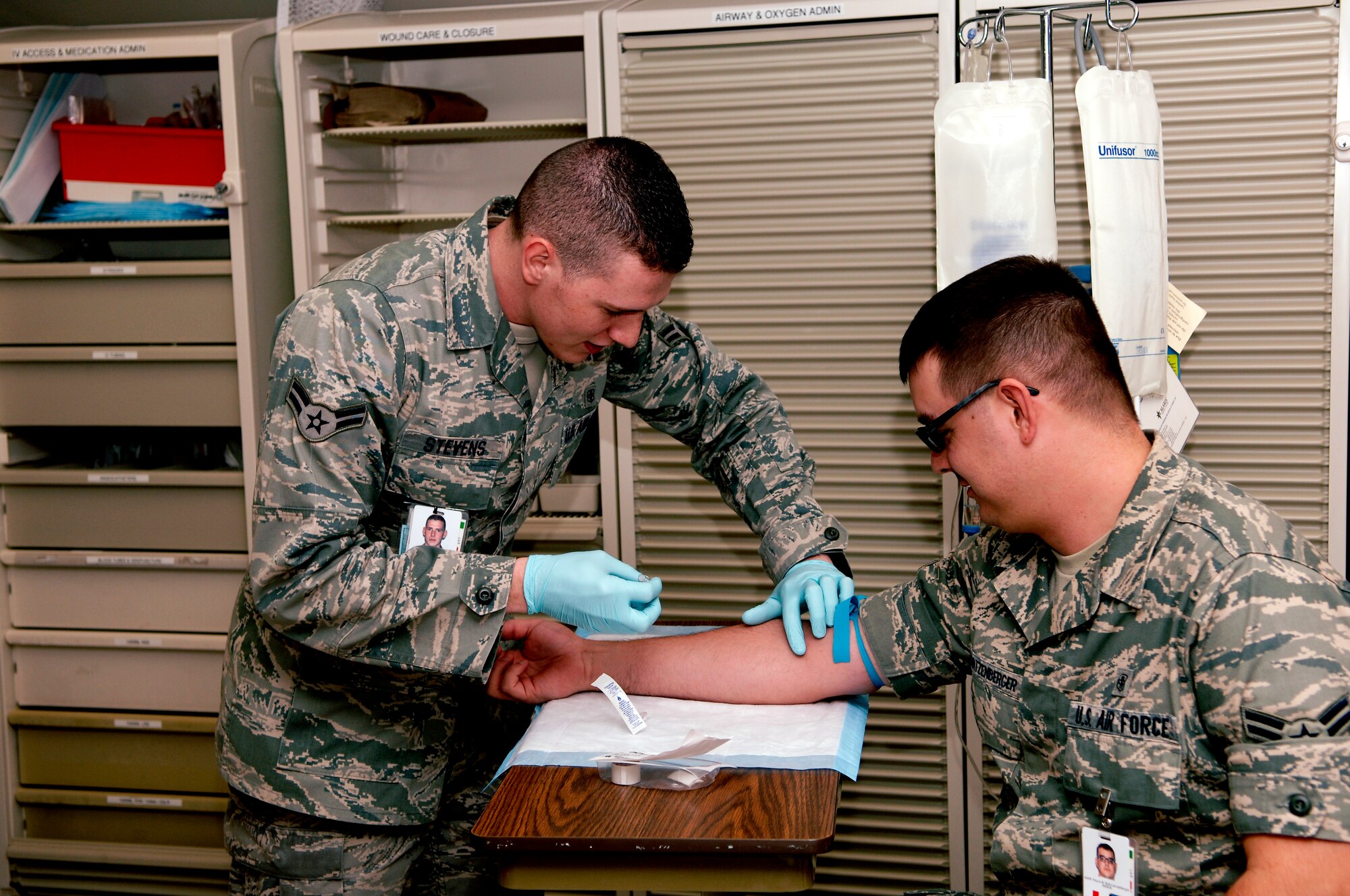 FAIRCHILD AIR FORCE BASE, Wash. – Airman 1st Class Michael Stevens, 92nd Medical Dental Squadron medical technician, injects electrolyte fluids through an intravenous needle into an Airman’s arm for training purposes Oct. 22. The needle is inserted through the skin into a vein, and the contents of the syringe are injected through the needle into the bloodstream. (US Air Force photo/Airman 1st Class Natasha E. Stannard)