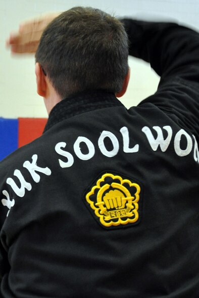 EGLIN AIR FORCE BASE, Fla. – Master Sgt. Kevin Schweitzer, 1st Special Operations Maintenance Squadron, practices defense techniques during a Kuk Sool Won training session at the Eglin Fitness Center here. Kuk Sool encompasses many different “styles” of traditional martial arts and combines kicking, punching, throwing, falling, and joint-locking as well as a myriad of weapons techniques into a dynamic ‘hard-soft’ style, emphasizing speed and fluidity. (U.S. Air Force photo/ Airman 1st Class Anthony Jennings)