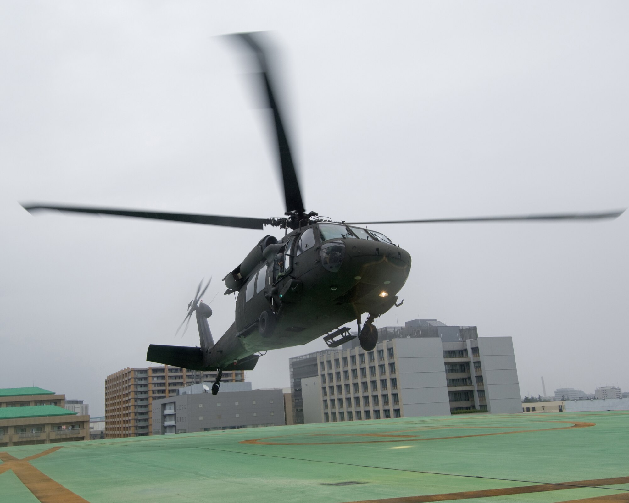 TACHIKAWA, Japan -- A UH-60A Black Hawk helicopter from the 78th Aviation Battalion at Camp Zama lands at the Japan National Disaster Medical Center heliport here Aug. 30 during a Tokyo Metropolitan Government Comprehensive Disaster Prevention Drill. (U.S. Air Force photo/Osakabe Yasuo)