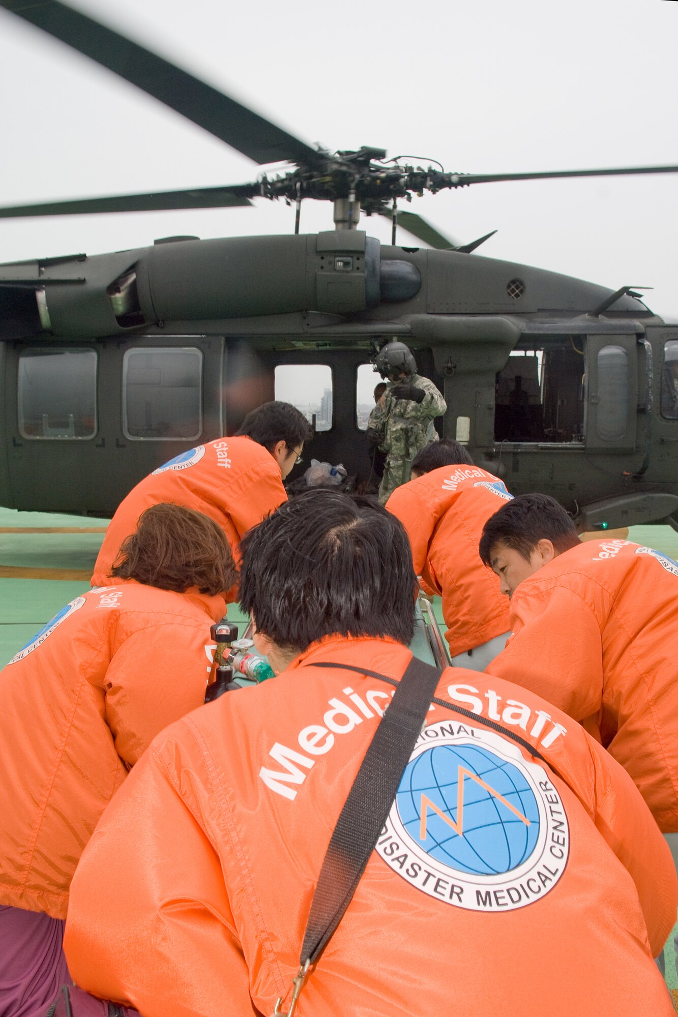 TACHIKAWA, Japan -- Personnel from the Japan National Disaster Medical Center here prepare to load a simulate patient into a UH-60A Black Hawk helicopter from the 78th Aviation Battalion at Camp Zama Aug. 30 during a Tokyo Metropolitan Government Comprehensive Disaster Prevention Drill. U.S. forces in the Pacific have a strong disaster response record in the region. Yokota Airmen delivered 18,000 pounds of supplies to Japanese response teams after an earthquake in Niigata Prefecture in 2004, and U.S. servicemembers delivered nearly 5,000 tons of relief supplies and treated more than 2,200 patients in Southeast Asia after the devastating tsunami the same year. (U.S. Air Force photo/Osakabe Yasuo)



