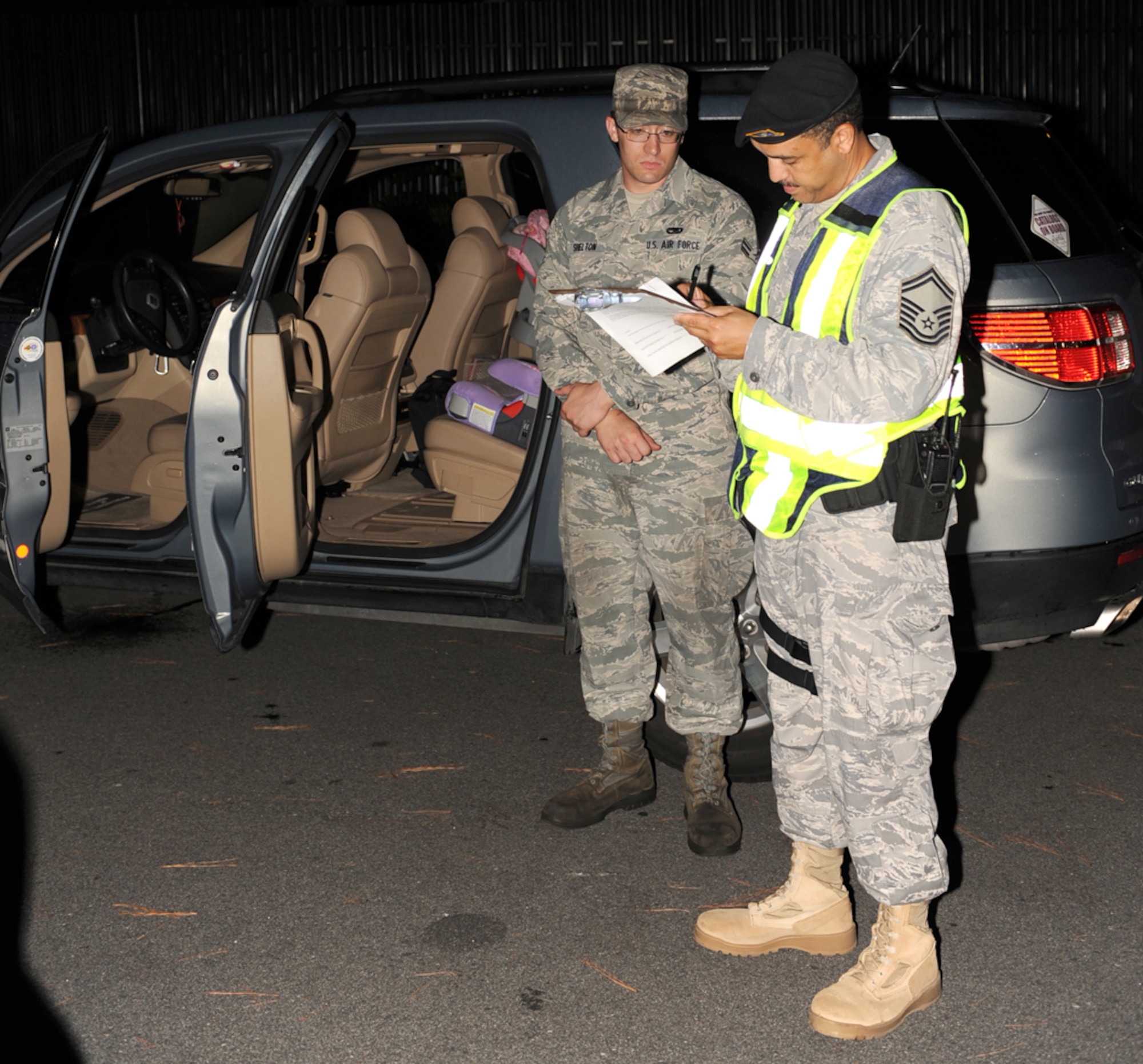 Senior Master Sgt. Darren McAlister, 4th Security Forces Squadron operations superintendent, reads a urinalysis inspection order signed by Col. Mark Kelly, 4th Fighter Wing commander, to Airman 1st Class Bobby Shelton, 4th Aircraft Maintenance Unit on Seymour Johnson Air Force Base, N.C., Aug. 29, 2009. The letter mandates all servicemembers entering the installation during a specified time to provide a urine sample for drug testing. (U.S. Air Force photo by Airman 1st Class Gino Reyes)