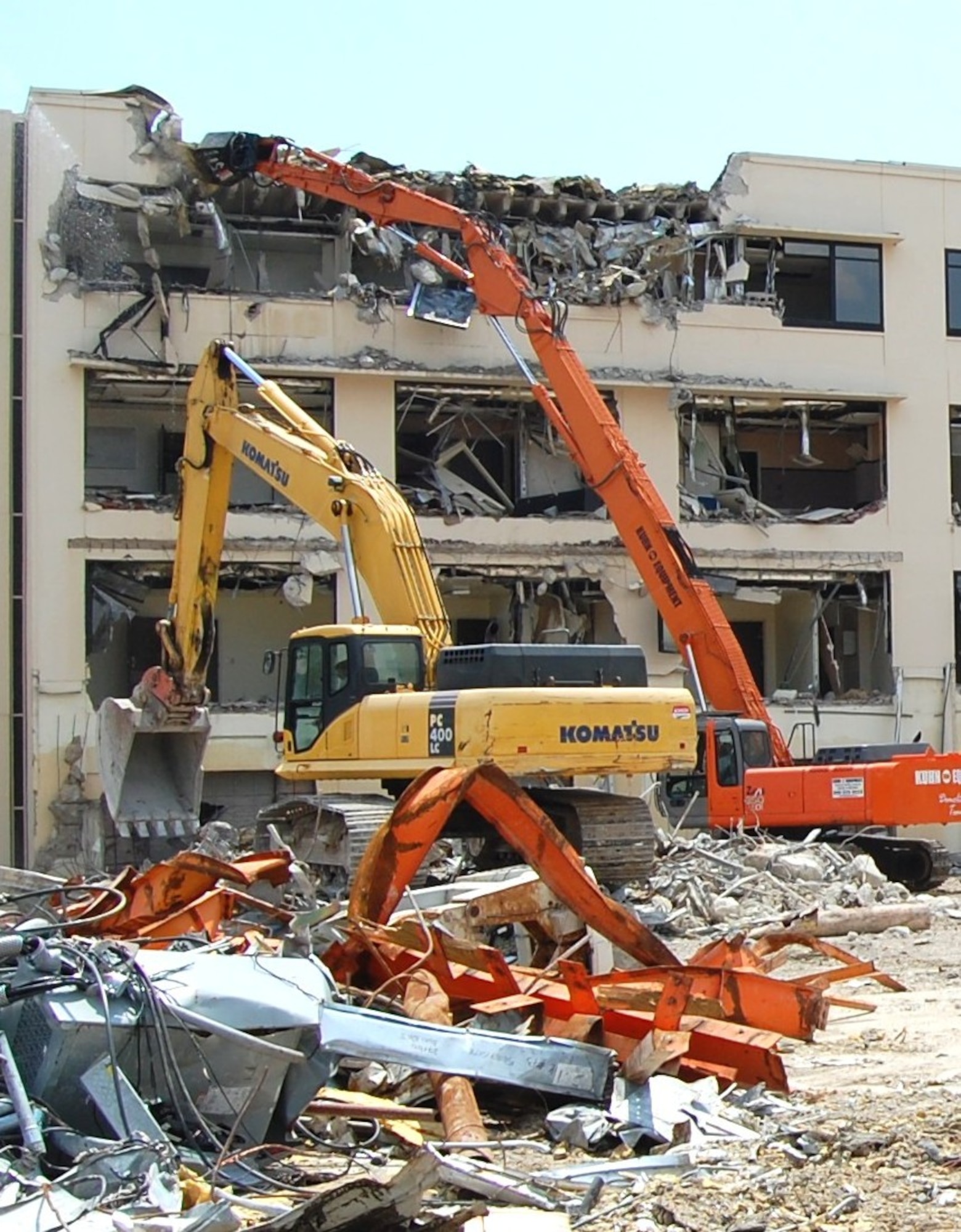 Carothers Construction contractors began demolishing the Keesler Medical Center’s main D wing structure Aug. 25.  The demolition, scheduled to be completed by Oct. 17, is being done to make way for the new $68 million inpatient tower.  Construction on the new tower is planned to start in late October, with completion scheduled for October 2011.  As the contractors demolish the structures, they continue to separate recyclable material from the debris.  (U.S. Air Force photo by Steve Pivnick)