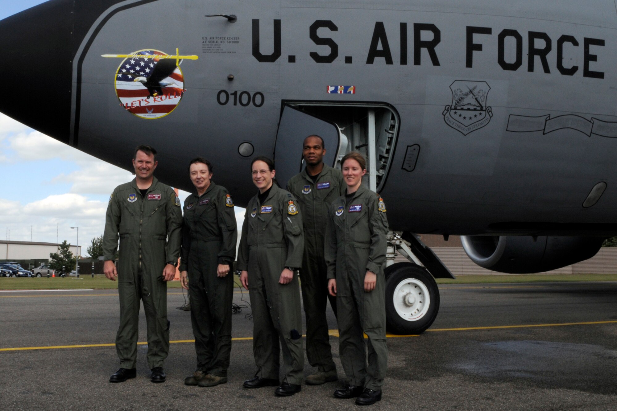 RAF MILDENHALL, England -- Col. Eden J. Murrie, stands with the crew of her fini-flight in front of the wing flagship Aug. 27.  Colonel Murrie is completing her command tour which she started in 2007.  (U.S. Air Force photo by Staff Sgt. Christopher L. Ingersoll)