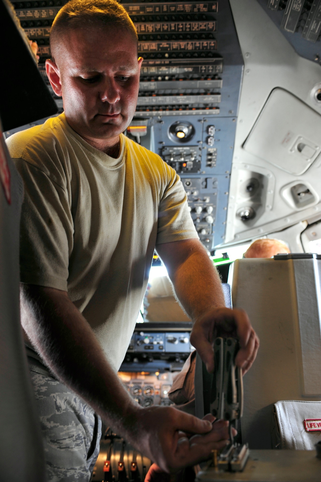 SOUTHWEST ASIA -Tech. Sgt. Timothy Nay, 380th Expeditionary Maintenance
Squadron, uses a speed handle to lower the boom on a KC-10 Extender Aug. 29,
2009. Sergeant Nay is deployed from McGuire Air Force Base, N.J., and grew
up in Eerie, Pa. (U.S. Air Force photo/Tech. Sgt. Charles Larkin Sr)