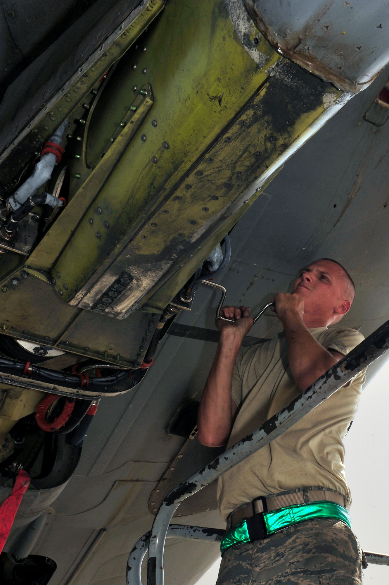 SOUTHWEST ASIA -Senior Airman Corey Keele, 380th Expeditionary Maintenance
Squadron, uses a speed handle to lower the boom on a KC-10 Extender Aug. 29,
2009. Airman Keele is deployed from McGuire Air Force Base, N.J., and grew
up in Long View, Wash. (U.S. Air Force photo/Tech. Sgt. Charles Larkin Sr)