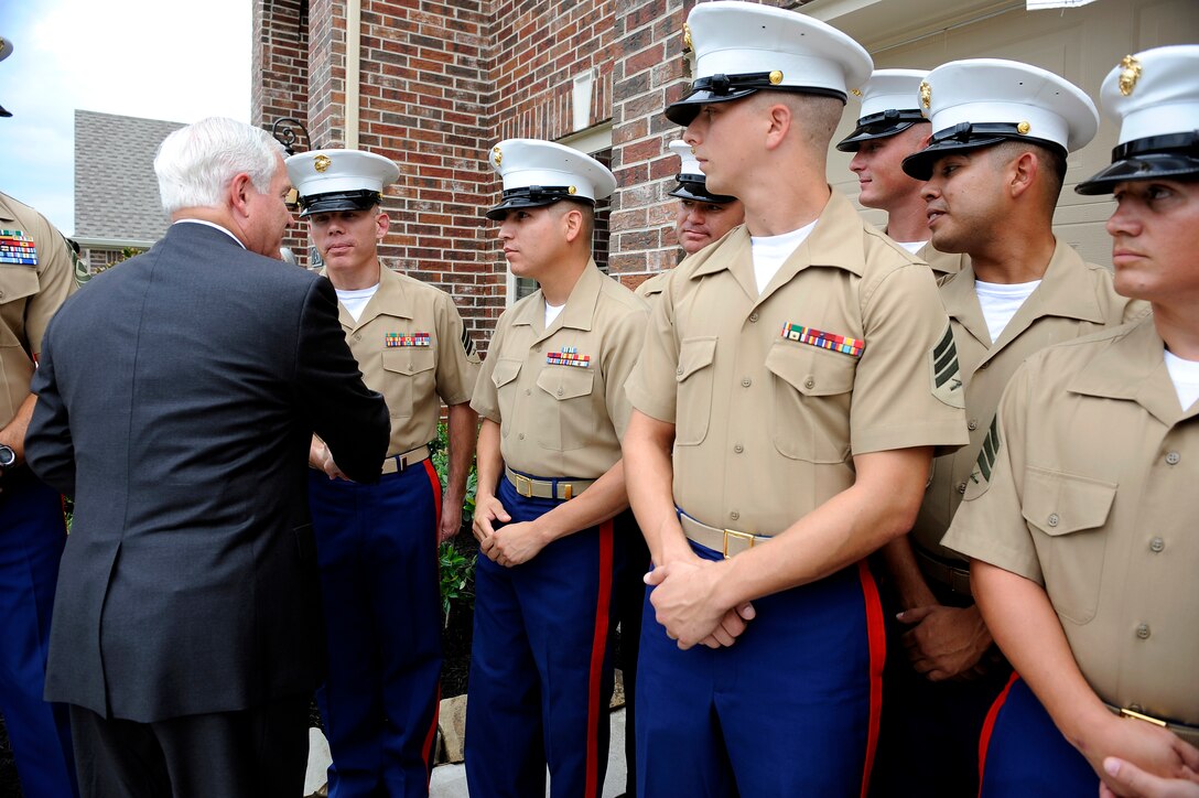 Defense Secretary Robert M. Gates meets with U.S. Marines outside the home of retired U.S. Marine Corps Capt. Dan Moran in Cypress, Texas, Aug. 31, 2009.