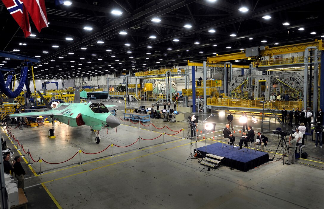 Bloomberg news reporter Peter Cook interviews Defense Secretary Robert M. Gates during the leader's tour of the Lockheed Martin F-35 Joint Strike Fighter production facility in Fort Worth, Texas, Aug. 31, 2009.