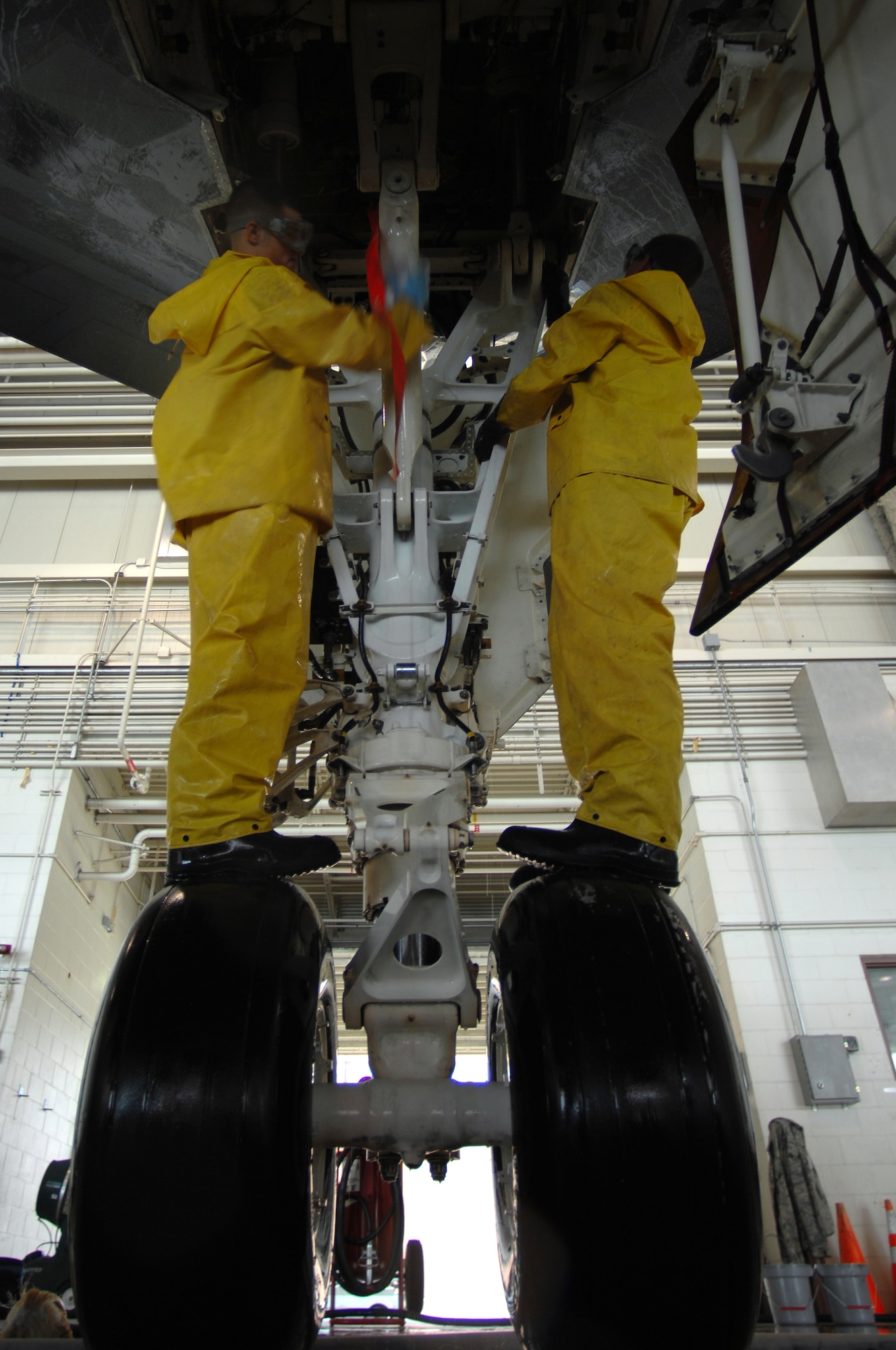 WHITEMAN AIR FORCE BASE, Mo. - Airman 1st Class Patrick Holter, and Airman 1st Class Matthew Womack, both crew chiefs assigned to the 509th Aircraft maintenance Squadron, work together to wash the inner wheel of a B-2 Spirit, Aug. 27. (U.S. Air Force photo/Senior Airman Kenny Holston)