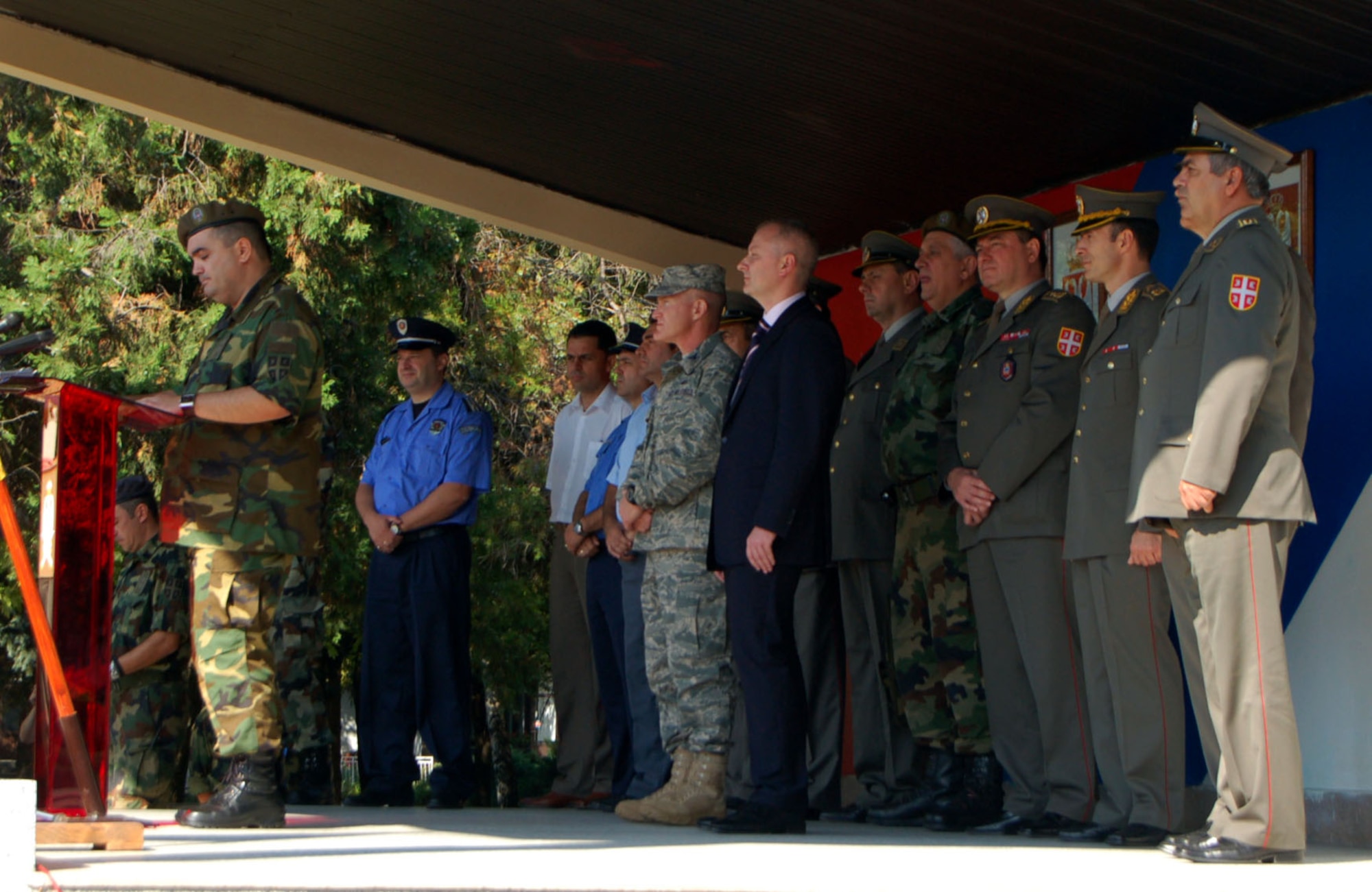 NIS, Serbia – Lt. Col. Goran Desancic, Serbian Armed Forces military medical training exercise in Central and Eastern Europe co-director, speaks to members of 15 nations participating in MEDCEUR 2009 while other distinguished visitors stand by. The exercise, which is hosting more than 600 participants, is scheduled for Sept. 2-13. (U.S. Air Force photo/Senior Airman Kali L. Gradishar)