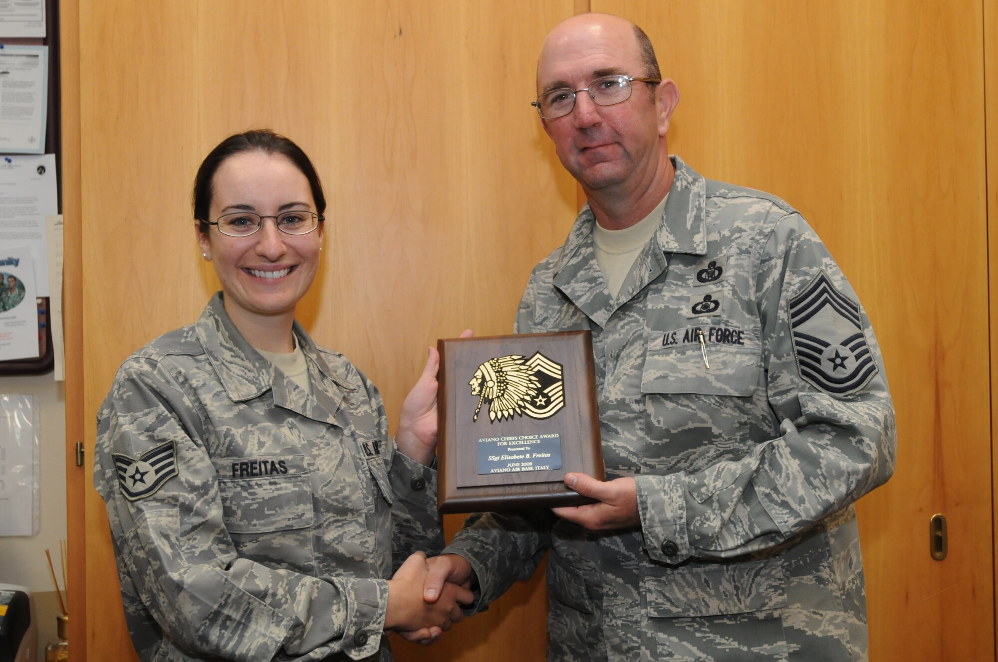 Staff Sgt. Elisabete Freitas, 31st Fighter Wing commander executive assistant, recieves the Aviano Chief's Choice Award for June 2009 from Chief Master Sgt. Jeffrey Craver, 31st Operations Group chief enlisted manager. (U.S. Air Force photo/ Staff Sgt. Patrick Dixon)