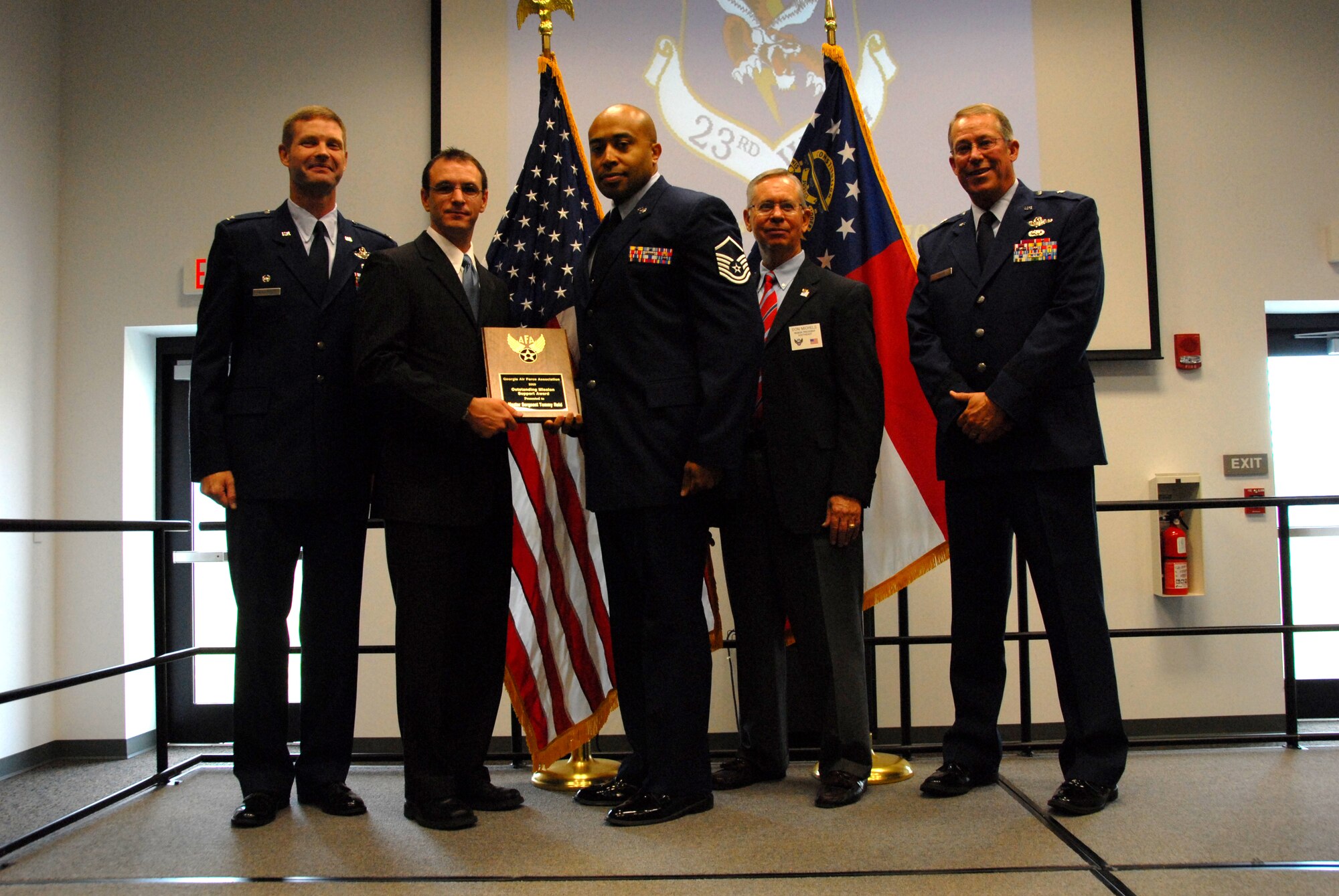 SAVANNAH, Ga. -- Master Sgt. Tommy Reid, 347th Operations Support Squadron at Moody Air Force Base, Ga., receives the Outstanding Mission Support Award for the 2009 Georgia Air Force Association Awards here Aug. 29. (Courtesy photo)