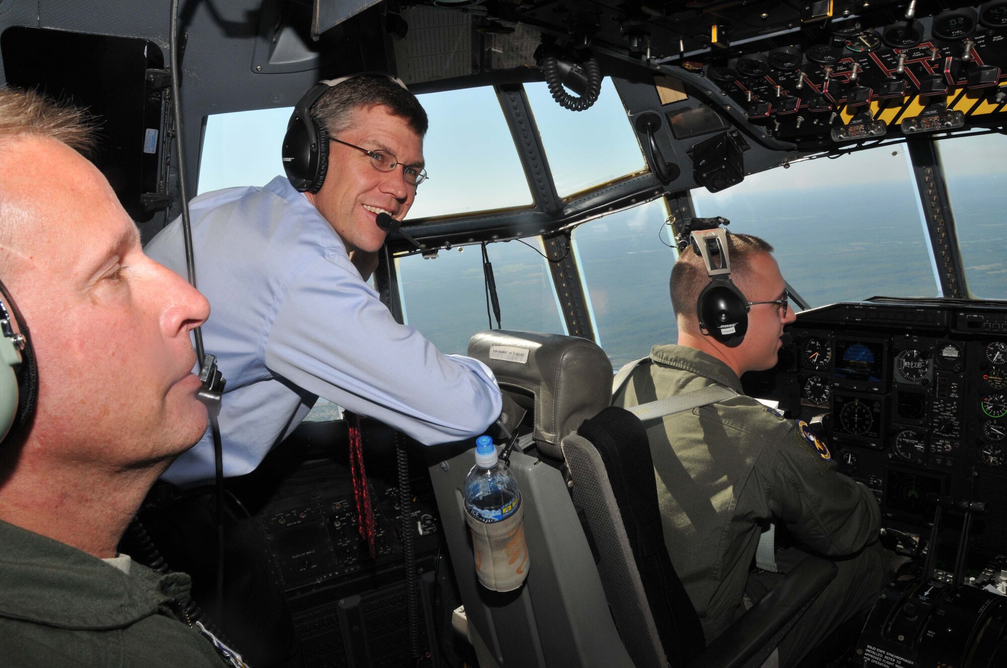 Congressman Erik Paulsen (third District, MN), flies on a training mission Aug. 27 with Chief Master Sgt. Mark Hartnett (left), 96th Airlift Squadron flight engineer, and Capt. Ethan Bryant (right), 96th AS pilot. The freshman congressman received briefings and toured the base to gain first-hand knowledge about the people and mission of the 934th Airlift Wing and the Minneapolis-St. Paul IAP Air Reserve Station. (Air Force Photo/Master Sgt. Paul Zadach)