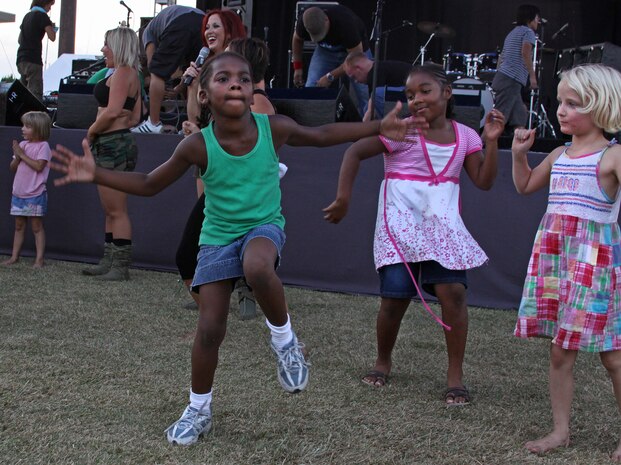Kristen Scott demonstrates her dance skills at a dance competition conducted by the Chicago Hot Rox Dancers during the Summer Music Festival at Torii Pines Golf Course here Saturday. Scott’s diva dance moves earned her loud cheers from the audience as she jived her way into the finals. See the full story on pages 6 and 7.