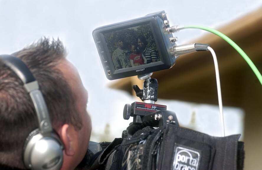 Hometown News This Thursday September 9th at NYPD 1300-1600 will tape your holiday greeting to friends and family. (Photo by Christine June, USAG Kaiserslautern) 