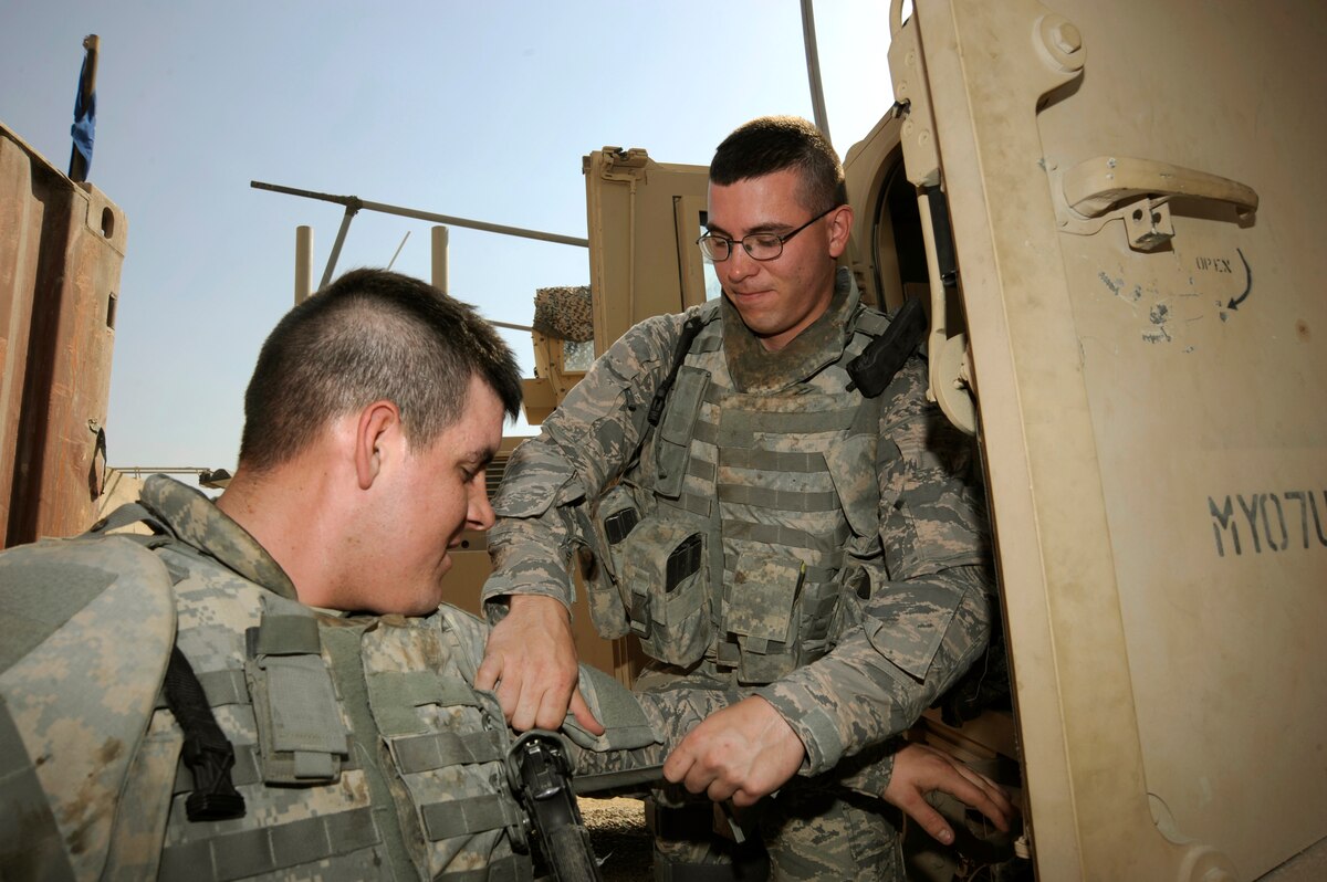 USAF Airman Security Force in Iraq Hot Toys - Machinegun