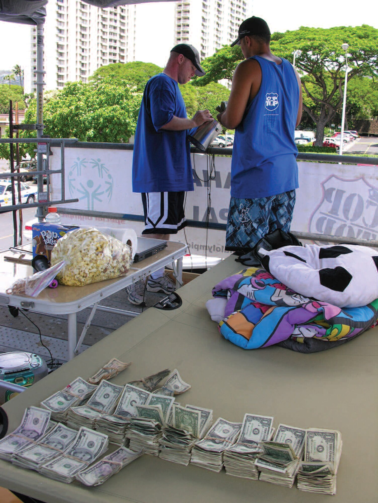 HONOLULU, Hawaii -- Tech Sgt. James J. Curran (right) and Staff Sgt. Bryan Brafford, both from the15th Security Forces Squadron, manned the roof of Pali Safeway from
4 a.m., Sept. 3 to 2 p.m., Sept. 5, as part of the Cop on Top program to help raise money for Special Olympics. The fundraising event generated $14,000 during the three-day event from this location. (Photo by Mark Doyle)