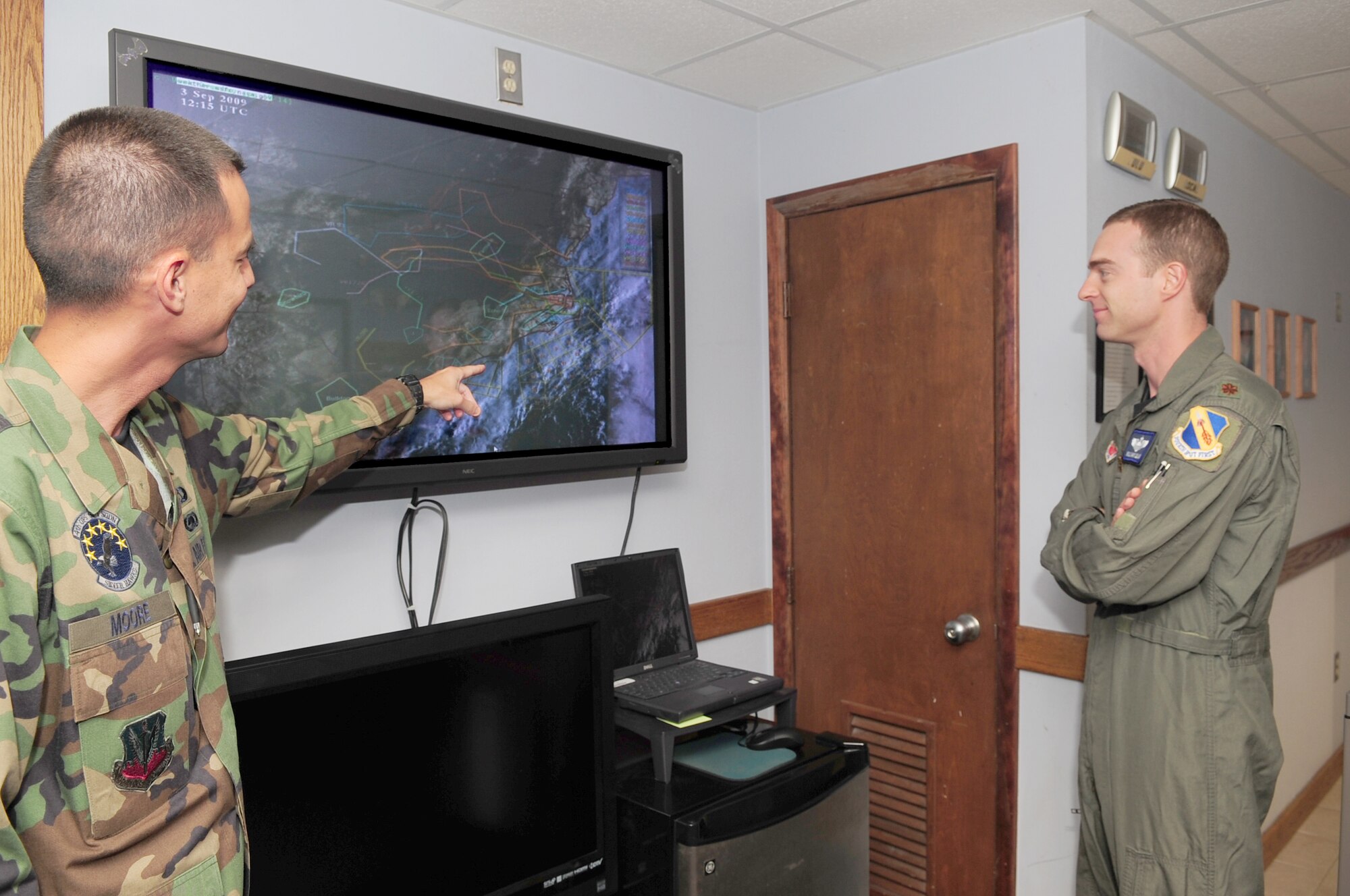 Tech. Sgt. John Moore, 4th Operations Support Squadron weather technician, briefs Maj. William Lulay, 4th Fighter Wing safety office, on weather conditions at Seymour Johnson Air Force Base, N.C., Sept 3, 2009. All weather personnel complete a nine-month training course at Keesler Air Force Base and travel to one of the eight weather hubs as a weather observer to receive on-the-job training before becoming a weather forecaster. (U.S. Air Force photo by Airman 1st Class Rae Perry)
