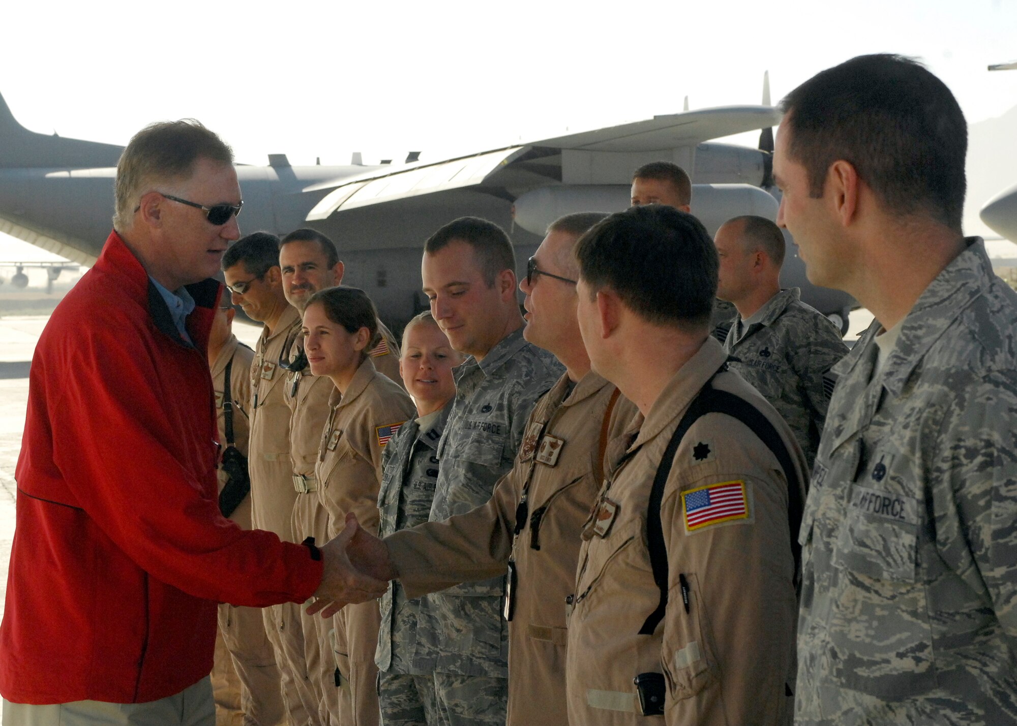 BAGRAM AIRFIELD, Afghanistan -- Deputy Secretary of Defense William Lynn 
(left) coins Lt. Col. Charles Owen (right), the 41st Expeditionary Electronic 
Control Squadron commander, for all his unit's impact to the mission here, 
Sept. 10, 2009.  After accepting his coin, Colonel Owen gave Mr. Lynn one of 
his squadron's coins.  Coining is a way for the military to recognize Airmen 
for a job well done and are difficult to obtain.  Mr. Lynn traveled to various 
deployed locations thanking Airmen for their work in supporting Operation 
Enduring Freedom.  (U.S. Air Force photo/Senior Airman Felicia Juenke)