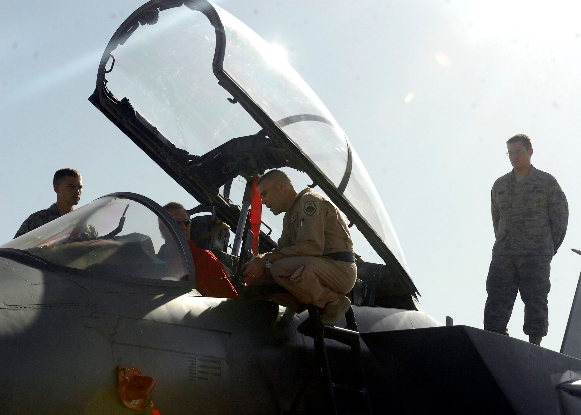 BAGRAM AIRFIELD, Afghanistan -- Brig. Gen. Steven Kwast (right, on ladder), 
455th Air Expeditionary Wing commander, briefs Deputy Secretary of Defense 
William Lynn on the basics of the F-15E Strike Eagle, Sept. 10, 2009.  The 
F-15E is one of many combat aircraft deployed to Operation Enduring Freedom's 
theater of operations supporting Coalition forces. Airmen of the 455th 
Expeditionary Aircraft Maintenance Squadron were on hand to discuss many of 
the Strike Eagle's capabilities.  Mr. Lynn traveled to various deployed 
locations thanking Airmen for their work in supporting the people of 
Afghanistan.  (U.S. Air Force photo/Senior Airman Felicia Juenke)