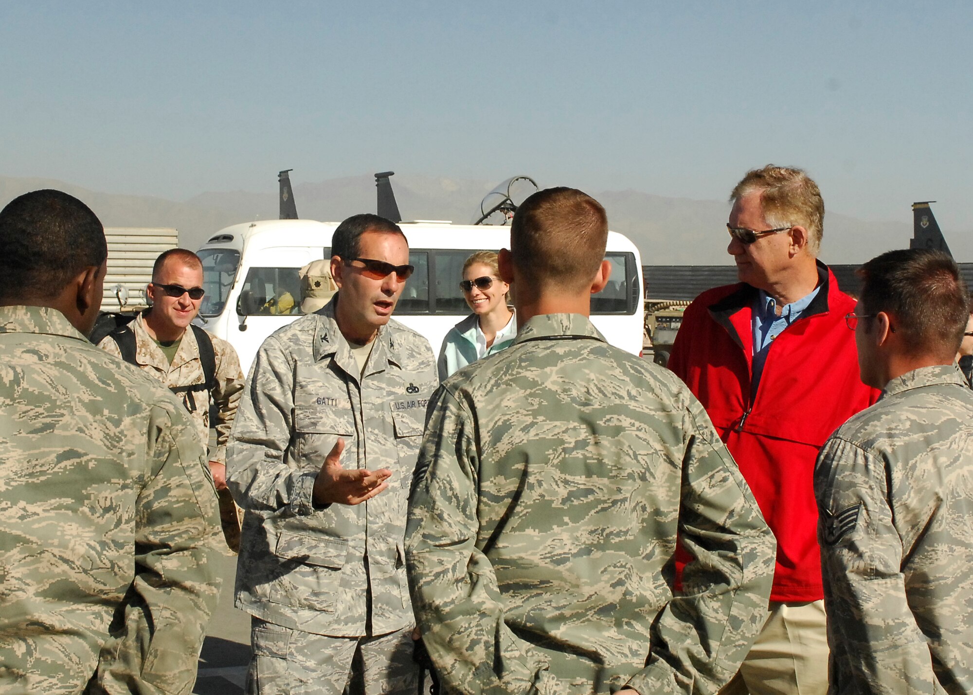 BAGRAM AIRFIELD, Afghanistan -- Colonel Lawrence Gatti (left), 455th 
Expeditionary Maintenance Group commander, discusses aircraft maintenance 
issues to Deputy Secretary of Defense William Lynn and Airmen of the 455th 
Expeditionary Aircraft Maintenance Squadron, Sept. 10, 2009.  Mr. Lynn visited 
deployed locations to boost morale and recognize Airmen for their work 
supporting Operation Enduring Freedom.  (U.S. Air Force photo/Senior Airman Felicia Juenke)