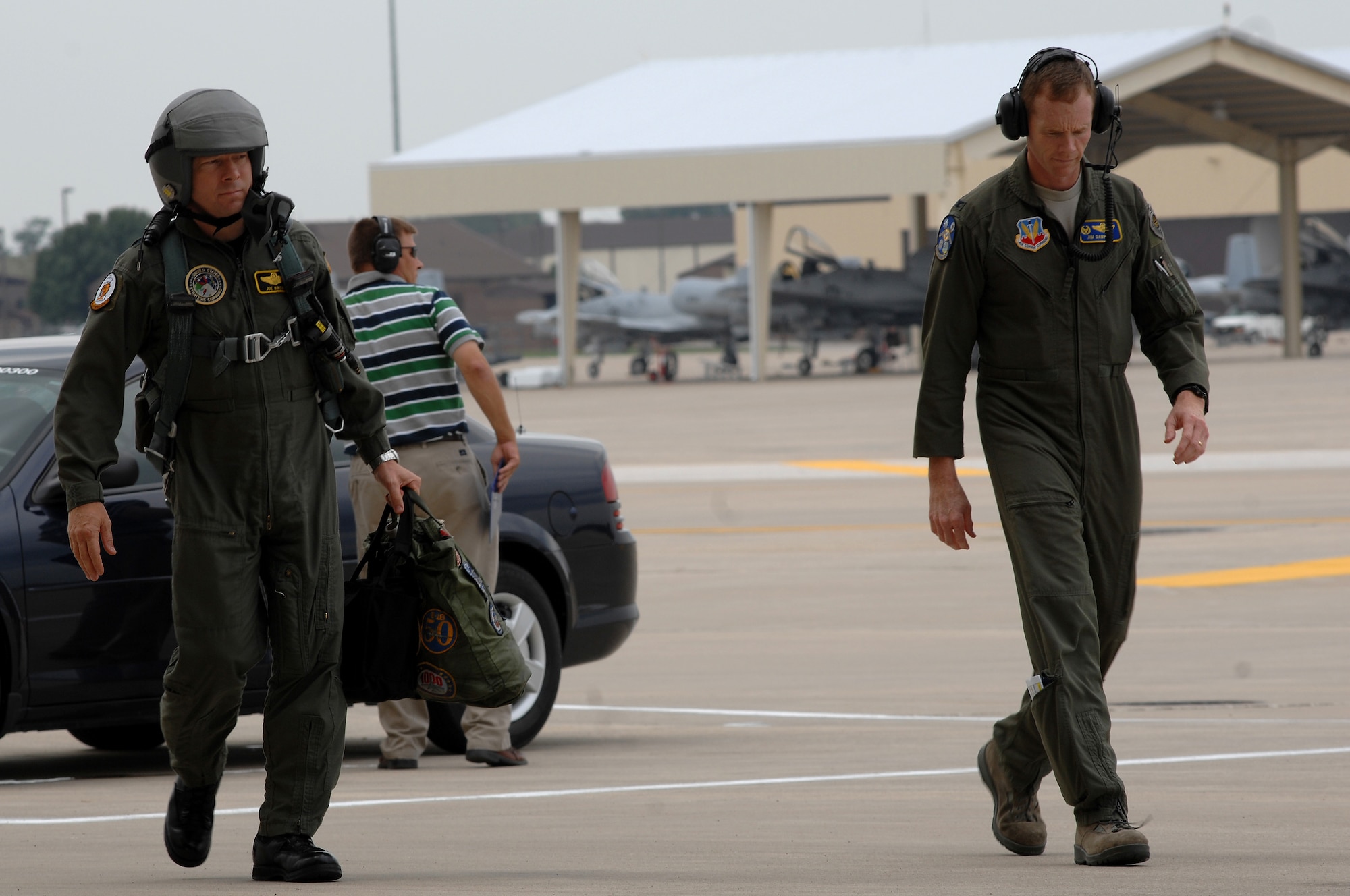 WHITEMAN AIR FORCE BASE, Mo. - Brig. Gen. Joseph Brown, deputy director for Nuclear Operations, U.S. Strategic Command (left), prepares for his first flight aboard the B-2 Spirit, Sept. 8. General Brown visited to Whiteman for three days to fly the B-2 Spirit and discuss nuclear operations and procedures with enlisted and officer personnel. (U.S. Air Force photo/Senior Airman Kenny Holston)
