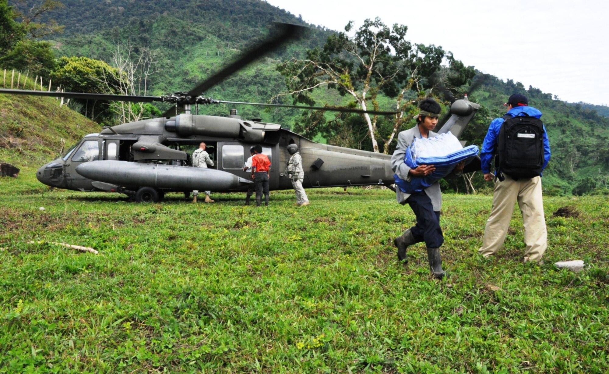 TOLOKICHA, Costa Rica — A Costa Rican man helps carry medical supplies from the Costa Rica Ministry of Health out of a U.S. Army HH-60 Blackhawk here Sept. 11. More than 30 personnel from JTF-Bravo and the Ministry of Health teamed up to offer care to members of this remote area (U.S. Air Force photo/Tech. Sgt. Mike Hammond).