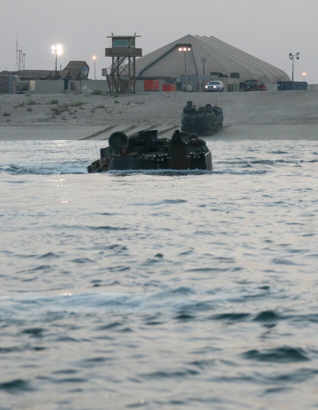 Amphibious Assault Vehicles from AAV Platoon, India Company, Battalion Landing Team, 3rd Battalion, 2nd Marine Regiment, 22nd Marine Expeditionary Unit, swim to the USS Fort McHenry (LSD 43) from Kuwait Naval Base, Sept. 14, 2009. The 22nd MEU was ashore in Kuwait for more than a month conducting sustainment training while serving as the theater reserve force for U.S. Central Command.::r::::n::(Official Marine Corps Photo by Cpl. Theodore W. Ritchie)