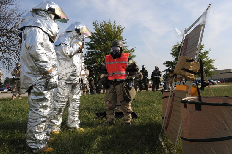 WHITEMAN AIR FORCE BASE, Mo. – Staff Sergeant Otto Briery, 442nd Fighter Wing, briefs Technical Sergeant Charles Roush and Staff Sergeant Brent Hanson on proper decontamination procedures, Sept. 16. The 442nd Fighter Wing has exercise to ensure their members remain current on their readiness training. (U.S. Air Force Photo/ SrA Cory Todd)