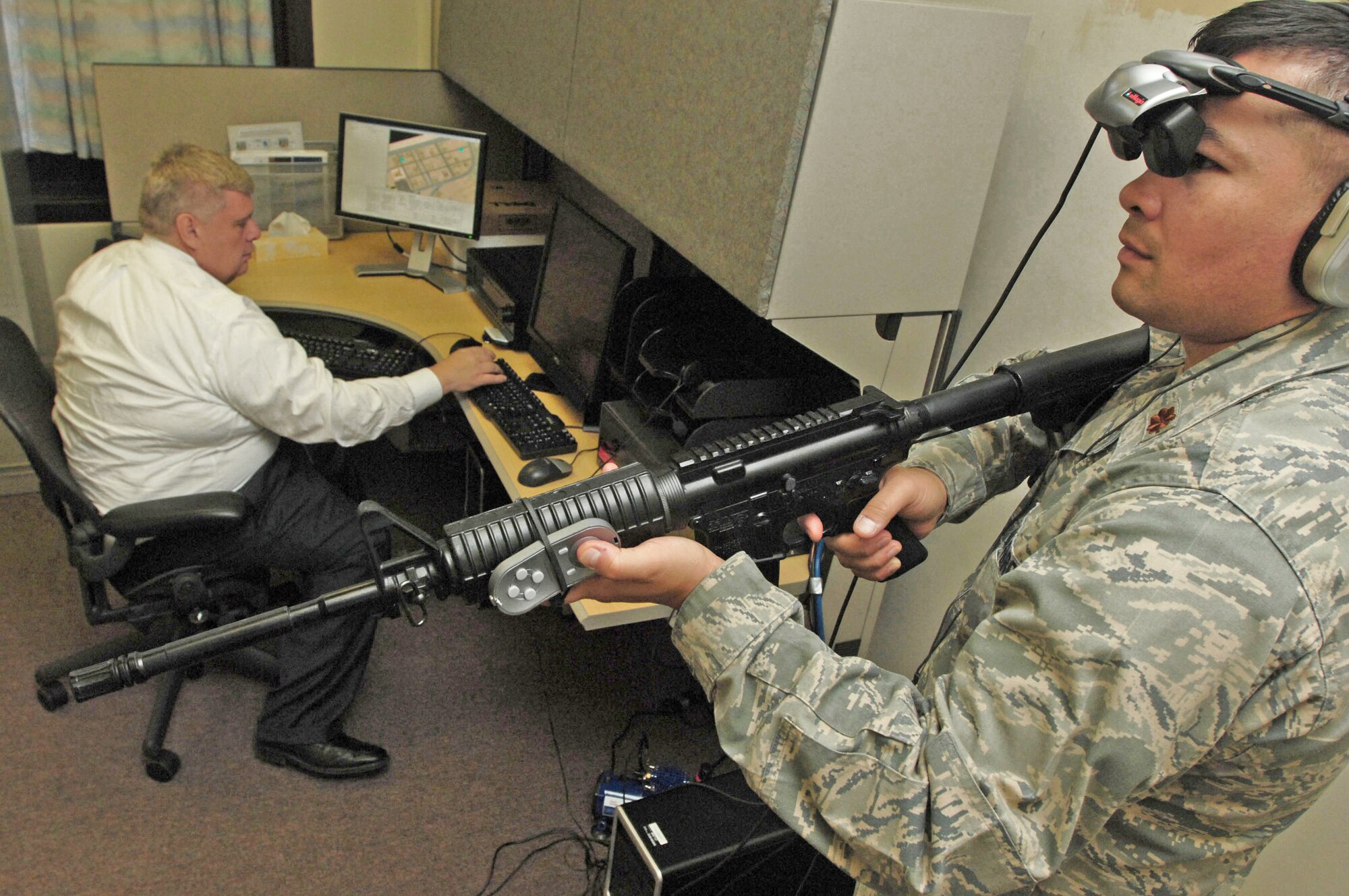 Dr. Alan Maiers (left), the assistant chief of the Warrior Resiliancy Program at Wilford Hall Medical Center, Lackland Air Force Base, Texas, simulates a virtual reality city patrol Aug. 26 for Maj. Monty Baker, the Warrior Resiliancy Program director of research. The virtual reality program is designed to treat servicemembers who suffer from post traumatic stress disorder after returning from combat operations. (U.S. Air Force photo/Senior Airman Amber Bressler)