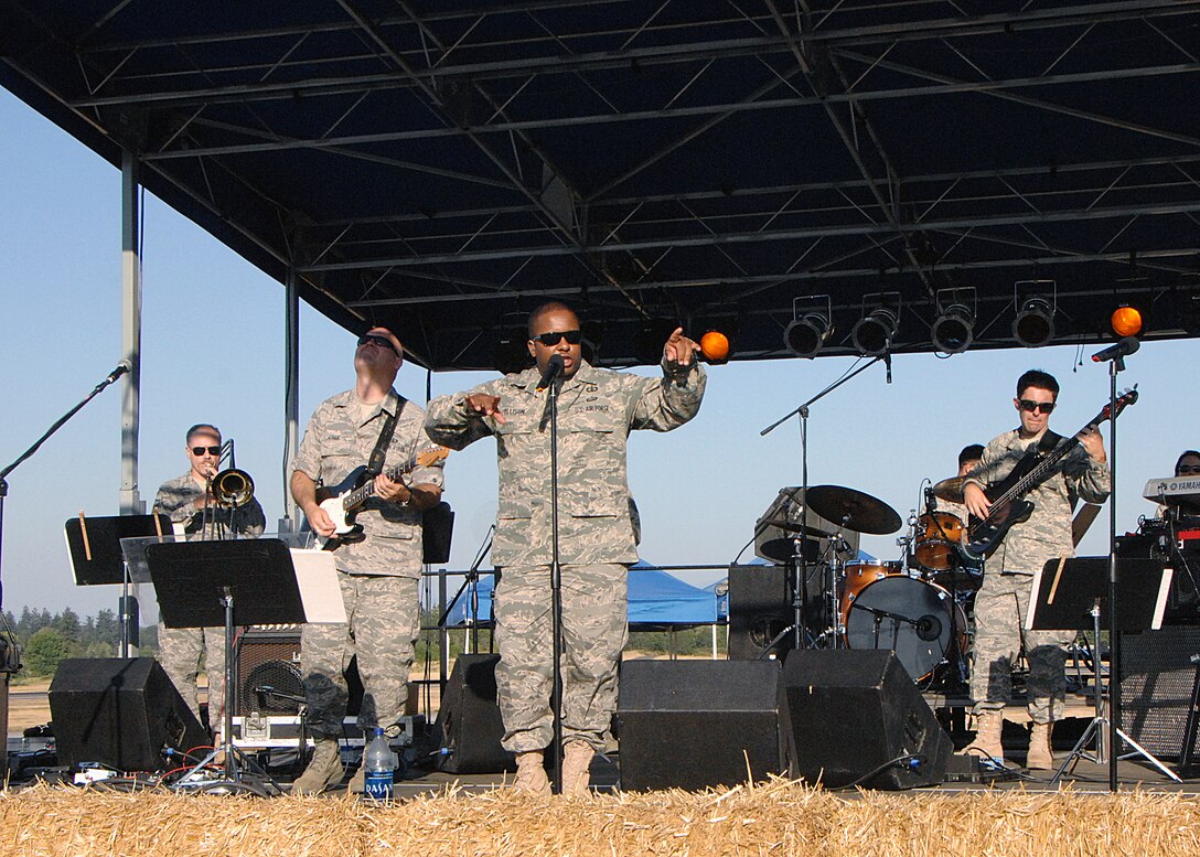 Mobility’s vocalist SSgt Niko Ellison energizes the crowd during Rodeo 2009. (AF file photo)
