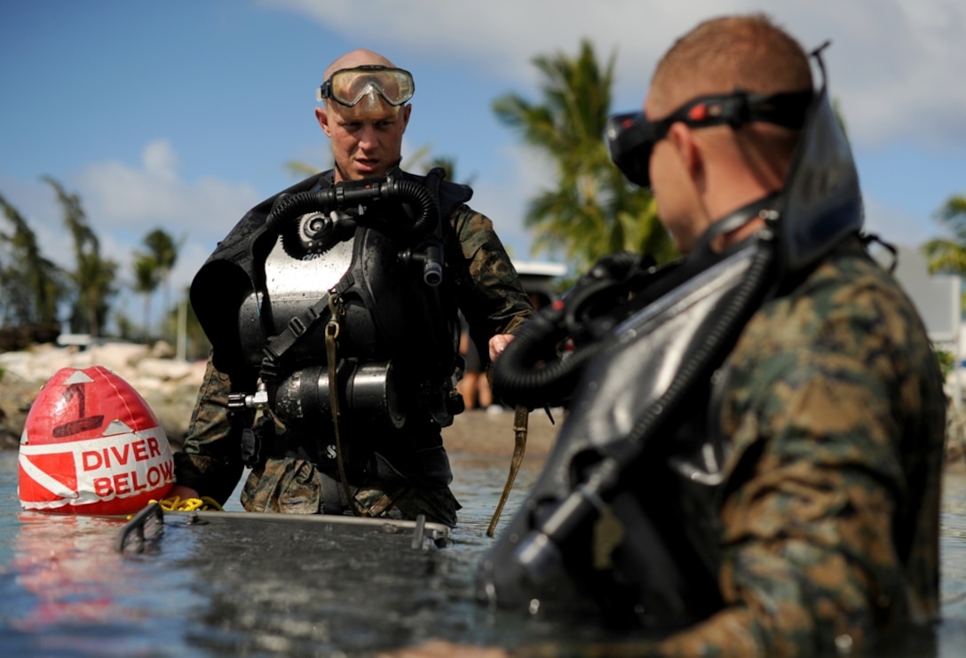 Sgt. Anthony Jacks enters Kaneohe Bay, Hawaii, for a refresher dive Sept. 17. Jacks and other Marines with Reconnaissance Platoon, Battalion Landing Team 2/4, 11th Marine Expeditionary Unit, practiced numerous insertion techniques Sept. 17-22 during their final training before deploying with the 11th MEU Sept. 24. Jacks is a team leader in the platoon.