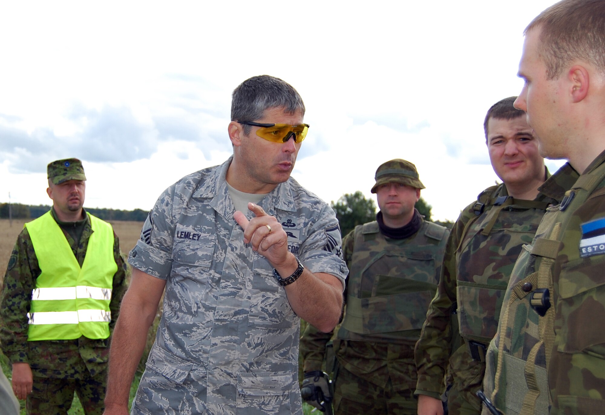Master Sgt. Jay Lemley provides feedback to Estonian forward air controllers after completing day two of NATO's Baltic Region Training Event IV Alpha Sept. 16, 2009, near Tallinn, Estonia. Sergeant Lemley is a joint terminal attack controller assigned to U.S. Air Forces in Europe's Operations Directorate Close Air Support Branch. (U.S. Air Force photo/Master Sgt. Gino Mattorano) 